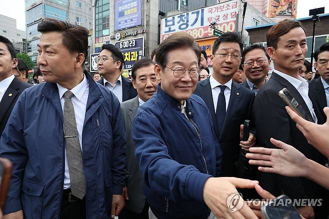 파기환송 판결 이후 '경청 투어' 시작한 이재명 후보 (포천=연합뉴스) 김주성 기자 = 대법원이 더불어민주당 이재명 대선 후보의 공직선거법 위반 사건에 대해 유죄 취지로 파기환송 판결을 한 1일 이 후보가 전국 각지에서 민심을 듣는 '골목골목 경청투어'을 시작하며 경기도 포천에서 시민들과 만나고 있다. 2025.5.1 utzza@yna.co.kr