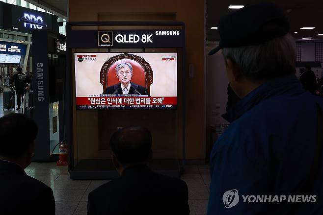 서울역에 나오는 이재명 후보 대법원 판결 생중계 (서울=연합뉴스) 신현우 기자 = 1일 서울역에서 시민들이 더불어민주당 이재명 대선 후보 공직선거법 사건에 대한 대법원 판결 생중계를 보고 있다. 2025.5.1 nowwego@yna.co.kr