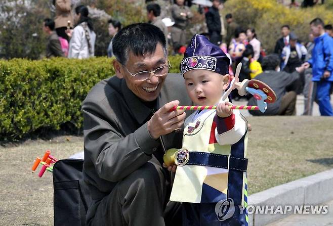 휴식 즐기는 평양 시민 2010년 5월1일 노동절에 휴식을 즐기는 평양 시민 [연합뉴스 사진]