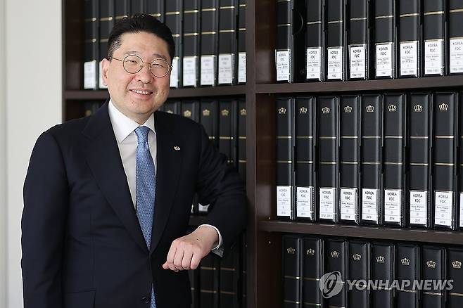 문화유산 환수 힘 보태는 이상현 태인 대표 (서울=연합뉴스) 류효림 기자 = 이상현 태인 대표가 지난달 29일 서울 강남구 청담동 태인 사무실에서 연합뉴스와 인터뷰에 앞서 포즈를 취하고 있다. 2025.5.2 ryousanta@yna.co.kr