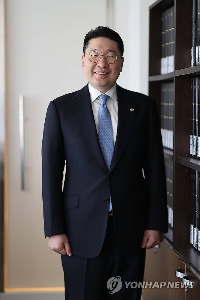 문화유산 환수 힘 보태는 이상현 태인 대표 (서울=연합뉴스) 류효림 기자 = 이상현 태인 대표가 지난달 29일 서울 강남구 청담동 태인 사무실에서 연합뉴스와 인터뷰에 앞서 포즈를 취하고 있다. 2025.5.2 ryousanta@yna.co.kr