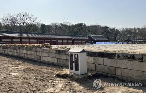 마무리 공사 중인 종묘 정전 (서울=연합뉴스) 김예나 기자 = 지난 14일 찾은 종묘 정전의 보수 공사 현장 모습. 국가유산청은 다음 달 20일 창덕궁 구(舊) 선원전에 임시 봉안한 조선 왕과 왕비, 대한제국 황제와 황후의 신주 49위를 정전으로 다시 옮기는 환안제를 열 예정이다. 2025.3.31  yes@yna.co.kr (끝)