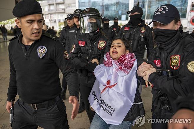 1일(현지시간) 경찰에 연행되는 튀르키예 이스탄불 집회 참가자 [EPA 연합뉴스]