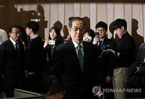 단상 향하는 한덕수 전 총리       (서울=연합뉴스) 박동주 기자 = 한덕수 전 국무총리가 2일 서울 여의도 국회 소통관에서 대통령 선거 출마를 선언하기 위해 단상으로 향하고 있다. 2025.5.2
    pdj6635@yna.co.kr
(끝)