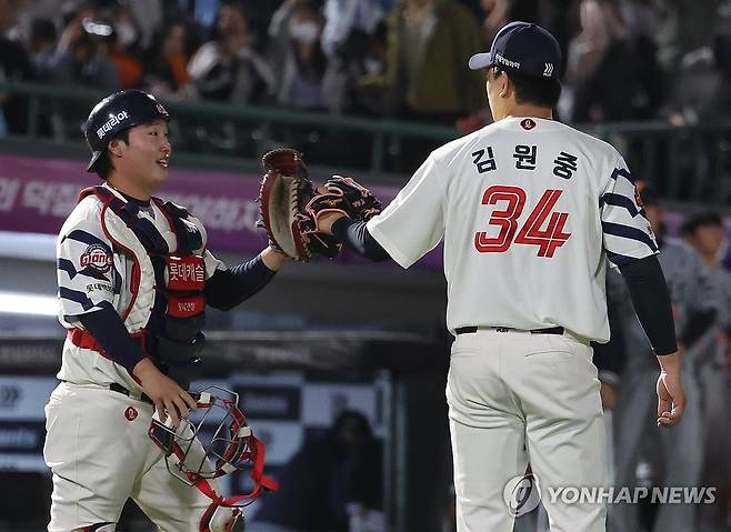 롯데 김원중 승리다~ (부산=연합뉴스) 강선배 기자 = 24일 부산 사직야구장에서 열린 프로야구 2025 신한 SOL 뱅크 KBO리그 한화 이글스와 롯데 자이언츠의 경기. 롯데 마무리 김원중이 9회 한화 플로리얼을 삼진 아웃 시키고 포수와 기쁨을 나누고 있다. 2025.4.24 sbkang@yna.co.kr