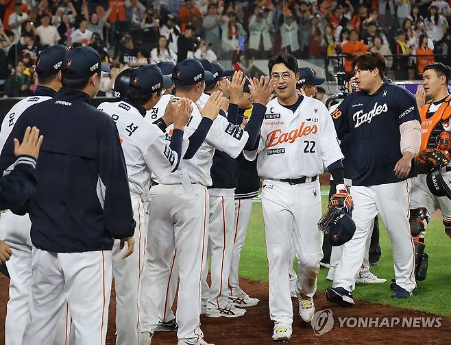 한화 4연승 (대전=연합뉴스) 이주형 기자 = 30일 대전한화생명볼파크에서 열린 2025 신한 SOL 뱅크 KBO리그 한화이글스와 LG 트윈스의 경기. LG트윈스를 5:2로 이긴 한화 선수들이 하이 파이브를 하고 있다. 2025.4.30 coolee@yna.co.kr