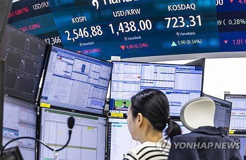 하나은행 본점 딜링룸 [연합뉴스 자료 사진]