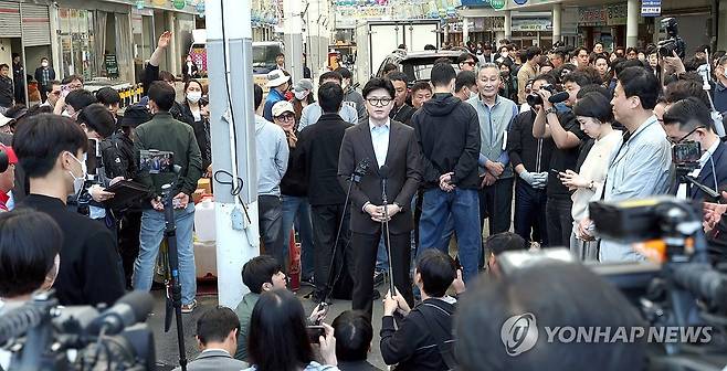 마산어시장 찾은 한동훈 (창원=연합뉴스) 김동민 기자 = 국민의힘 한동훈 대선 경선 후보가 2일 경남 창원시 마산합포구 마산어시장을 찾아 취재진 질문에 답하고 있다. 2025.5.2 image@yna.co.kr