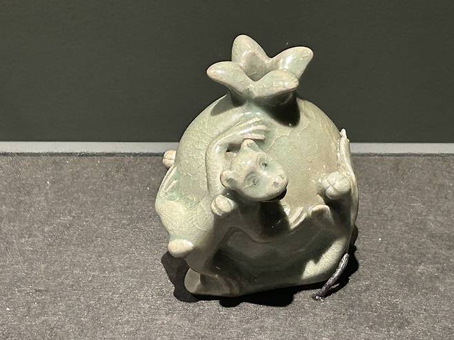 석류 열매에 매달린 원숭이      (경주=연합뉴스) 김예나 기자 = 2일 국립경주박물관에서 열린 특별전 '푸른 세상을 빚다, 고려 상형 청자'에서 고려시대에 제작된 청자 원숭이·석류 모양 연적이 전시돼 있다. 2025.5.2
    yes@yna.co.kr