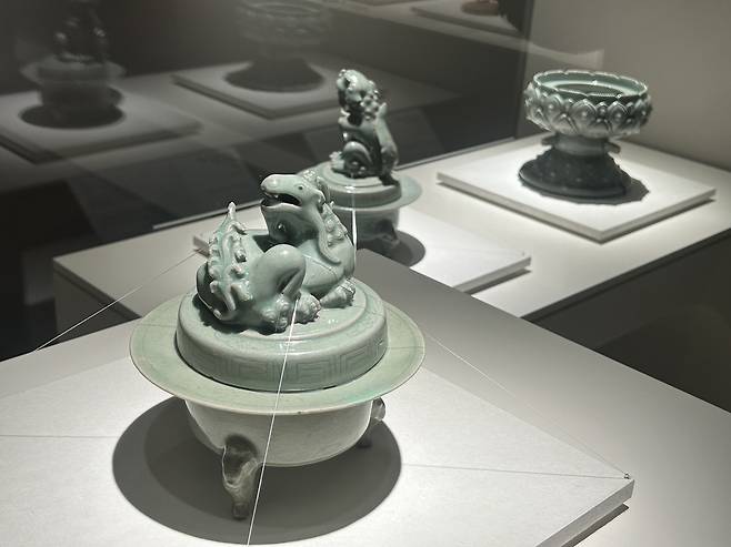 고려 상형 청자, 첫 경주 나들이      (경주=연합뉴스) 김예나 기자 = 2일 국립경주박물관에서 열린 특별전 '푸른 세상을 빚다, 고려 상형 청자'에서 다양한 상형 청자가 전시돼 있다. 2025.5.2
    yes@yna.co.kr