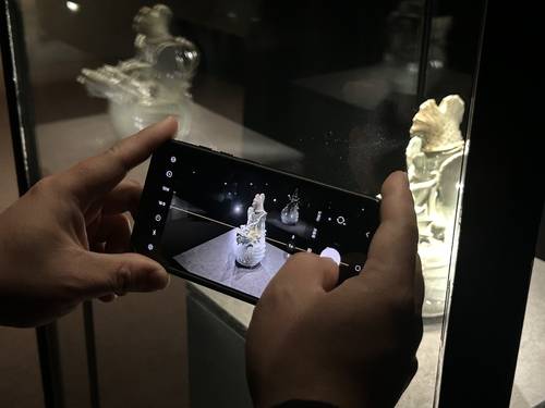 신령스러운 존재 '어룡'     (경주=연합뉴스) 김예나 기자 = 2일 국립경주박물관에서 열린 특별전 '푸른 세상을 빚다, 고려 상형 청자' 언론 공개회에서 참석자가 국보 '청자 어룡형 주전자'를 촬영하고 있다. 2025.5.2
    yes@yna.co.kr