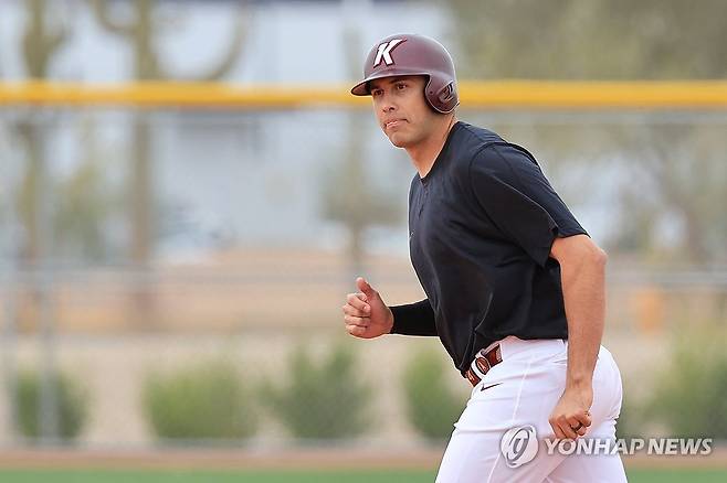 키움 새 외인타자 루벤 카디네스 (메사[미국 애리조나주]=연합뉴스) 신현우 기자 = 키움 히어로즈 새로운 외국인 타자 루벤 카디네스가 12일(현지시간) 미국 애리조나 애슬레틱 그라운드에서 열린 1차 스프링캠프에서 1, 3루 상황을 가정하여 런다운 플레이를 훈련하고 있다. 2025.2.13 nowwego@yna.co.kr