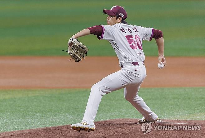 역투하는 키움 하영민 (서울=연합뉴스) 황광모 기자 = 10일 서울 구로구 고척 스카이돔에서 열린 LG 트윈스와 키움 히어로즈의 경기. 키움 선발 하영민이 역투하고 있다. 2025.4.10 hkmpooh@yna.co.kr