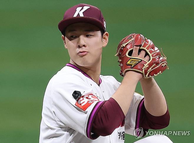 키움 선발 정현우 (서울=연합뉴스) 김성민 기자 = 6일 서울 고척 스카이돔에서 열린 NC 다이노스와 키움 히어로즈의 경기. 1회초 키움 선발 투수 정현우가 역투하고 있다. 2025.4.6 ksm7976@yna.co.kr