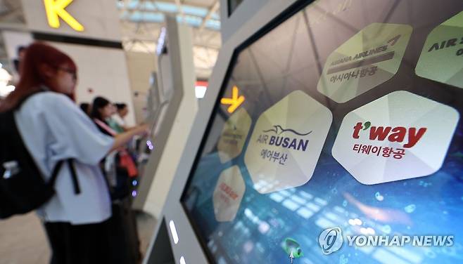 저비용항공사 성장세에 국적항공사 여행객 역대 최다 (영종도=연합뉴스) 김인철 기자 = 올해 국적 항공사를 이용한 국내·국제선 여객이 상반기 기준 역대 최다를 기록한 것으로 나타난 8일 인천국제공항 제1여객터미널 출국장 셀프 체크인 키오스크에 저비용항공사(LCC) 체크인이 안내되고 있다. 
    대한항공 등 국적사 10곳의 항공편을 이용한 승객은 4천756만여명으로, 이는 지난해 상반기(3천683만명)보다 29.1% 증가한 수치다. 2024.7.8 yatoya@yna.co.kr
