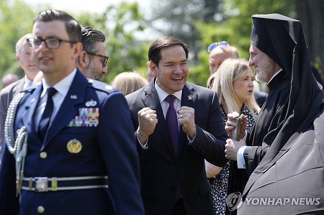 마코 루비오 미국 국무장관(중앙) (워싱턴 UPI=연합뉴스) 마코 루비오 미국 국무장관이 1일(현지시간) 백악관 로즈가든에서 열린 행사 참석자들과 대화하고 있다. 2025.5.1 photo@yna.co.kr