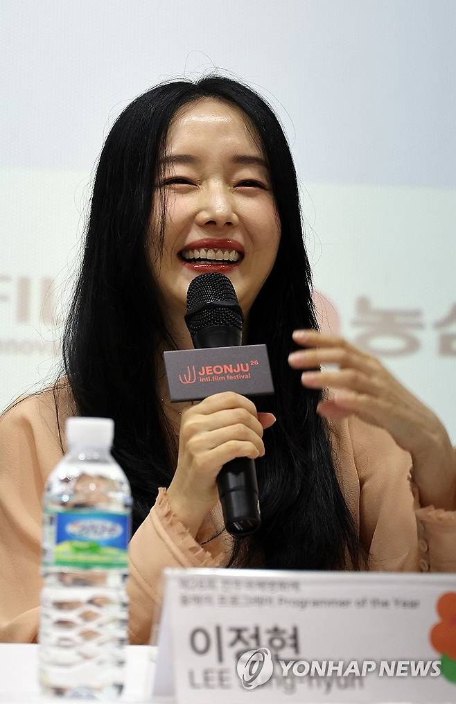 전주국제영화제 찾은 이정현 (전주=연합뉴스) 나보배 기자 = 제26회 전주국제영화제가 열리고 있는 2일, 전북 전주시 완산구 전주중부비전센터에서 열린 'J스페셜: 올해의 프로그래머' 기자회견에서 배우 겸 감독 이정현이 기자들의 질문에 답하고 있다. 2025.5.2 warm@yna.co.kr