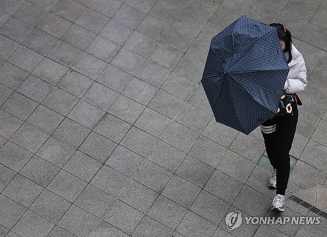 봄비 내리는 서울 (서울=연합뉴스) 김성민 기자 = 서울에 비가 내린 1일 오전 서울 중구 동대문디자인플라자(DDP)에서 한 시민이 우산을 쓰고 있다. 2025.5.1 ksm7976@yna.co.kr