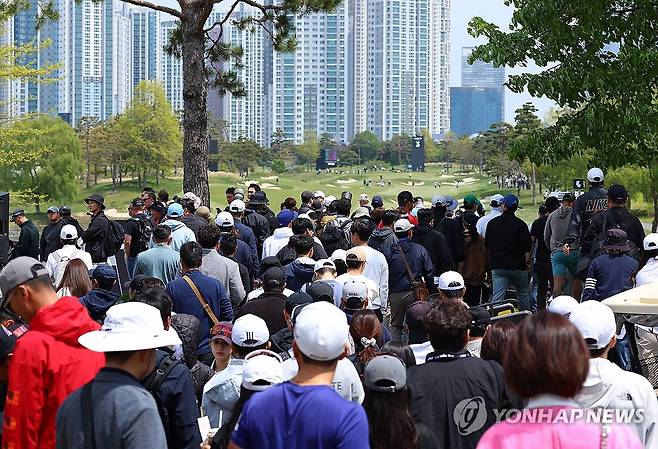 선수들 따라 이동하는 갤러리들 (인천=연합뉴스) 김도훈 기자 = 2일 인천 송도 잭 니클라우스 골프클럽 코리아에서 열린 LIV 골프 코리아 1라운드를 찾은 갤러리들이 선수들을 따라 다음 홀로 이동하고 있다. 2025.5.2 superdoo82@yna.co.kr
