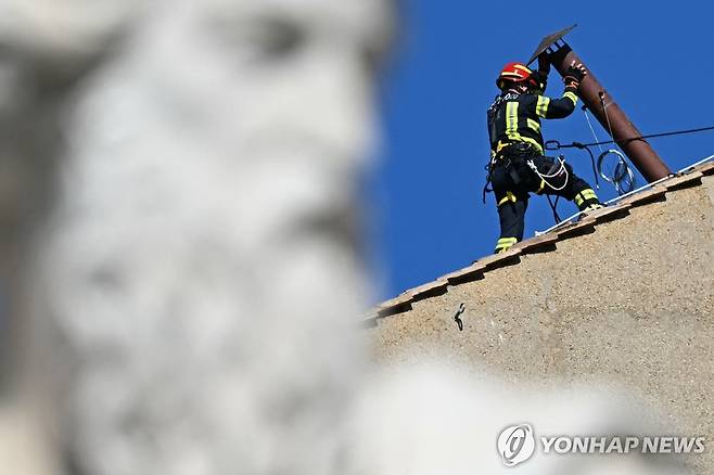 콘클라베 결과 알리는 굴뚝 설치하는 모습 [AFP 연합뉴스. 재판매 및 DB 금지]