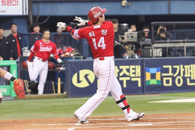 최정의 1군 복귀전 첫 타석 결승 투런포 [SSG 랜더스 제공. 재판매 및 DB 금지]