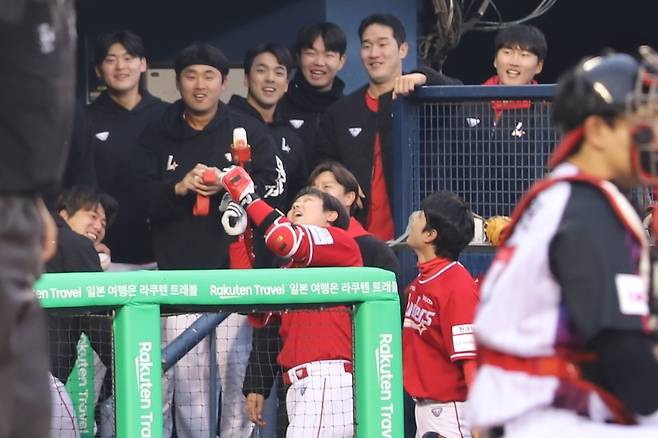 더그아웃에서 홈런 세리머니를 하는 최정 [SSG 랜더스 제공. 재판매 및 DB 금지]