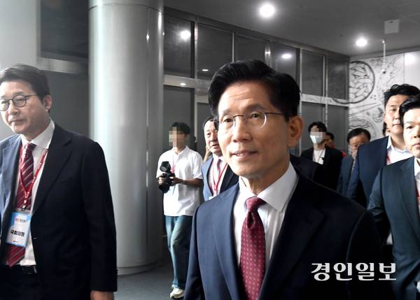 김문수 후보가 3일 고양 킨텍스에서 열린 국민의힘 전당대회에서 대통령선거 후보로 선출된 직후 기자들과의 질의응답을 위해 프레스룸으로 이동하고 있다. 2025.5.3 /김우성기자 wskim@kyeongin.com