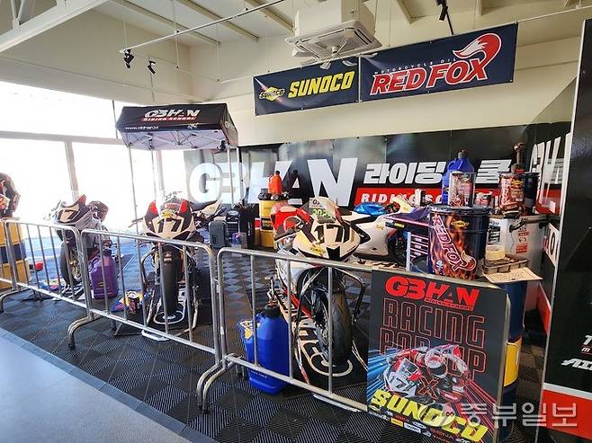 용인 올드타운로드에 GBHAN X SUNNOCO 레이싱' 팝업 스토어가 열리고 있다. 이보현 기자