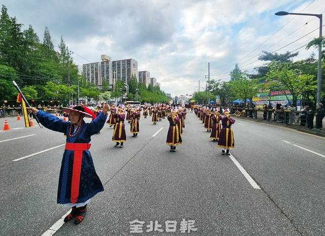 3일 익산 중앙체육공원 일원에서 펼쳐진 2025 익산서동축제 무왕행차 퍼레이드/사진=송승욱 기자
