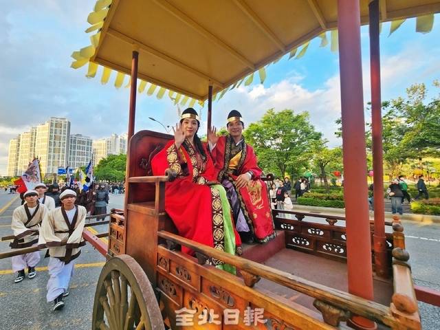 3일 익산 중앙체육공원 일원에서 펼쳐진 2025 익산서동축제 무왕행차 퍼레이드/사진=송승욱 기자