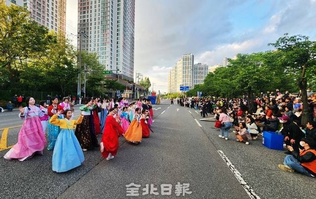 3일 익산 중앙체육공원 일원에서 펼쳐진 2025 익산서동축제 무왕행차 퍼레이드/사진=송승욱 기자
