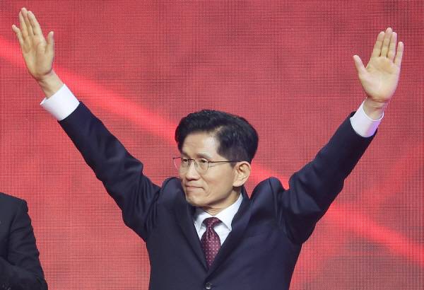 국민의힘 대선 후보로 선출된 김문수 후보가 3일 경기 고양시 킨텍스에서 열린 국민의힘 전당대회에서 인사하고 있다.연합