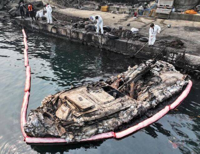 영덕군 영덕읍 노물리 노물항에서 산불피해를 본 배들. 이 배들이 새롭게 바다를 헤치며 각종 해산물을 잡아오는 생기를 되찾을 수 있도록 5월 황금연휴에 한번씩 찾아볼 일이다. 전국민의 따뜻한 관심과 정부의 정책적인 지원이 합쳐진다면, 우리 영덕 노물리 주민들이 산불로 넘어진 그 바다, 그 땅을 짚고 다시 일어설 용기를 갖지 않을까. 영덕군 제공