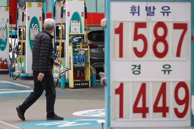 국내 주유소 휘발유와 경유의 주간 평균 가격이 이번 주에는 혼조세를 보였다. 휘발유는 소폭 내렸지만, 경유는 오름세로 전환했다. 연합뉴스