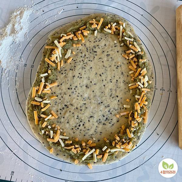 반죽을 밀어 가장자리에 고구마필링과 피자치즈를 넣은 장면