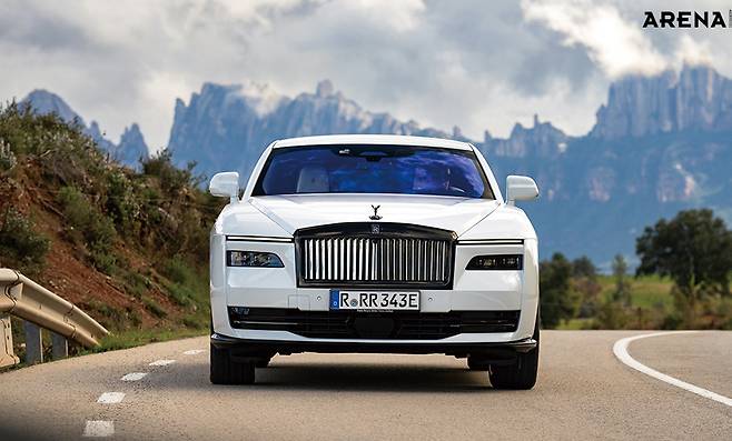 롤스로이스의 고성능 전기차, 블랙 배지 스펙터.