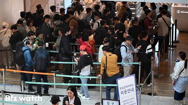 2일 오전 서울 인천국제공항 제1여객터미널 출국장에서 SK텔레콤 가입 여행객들이 SK텔레콤 로밍센터에서 유심 교체 서비스를 받기 위해 대기하고 있다./사진=이명근 기자 qwe123@