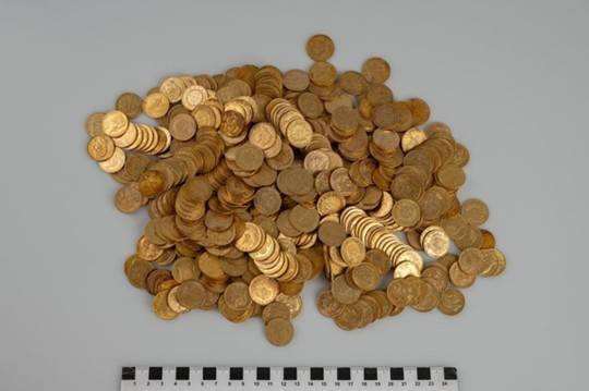 체코에서 등산을 하던 여행객들이 우연히 발견한 보석과 금화들. (사진=동보헤미아 크라로베 박물관)