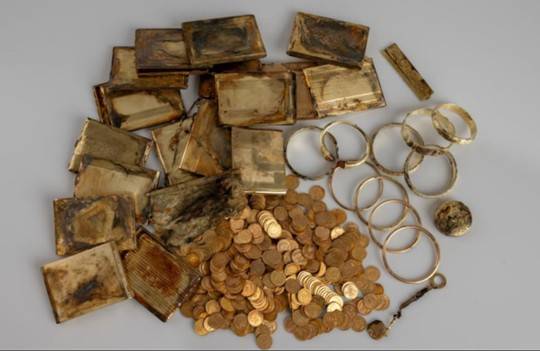 체코에서 등산을 하던 여행객들이 우연히 발견한 보석과 금화들. (사진=동보헤미아 크라로베 박물관)