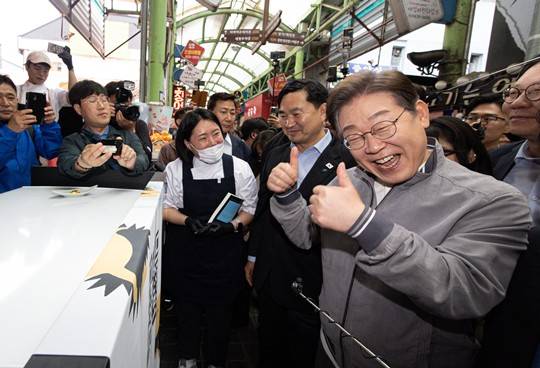 이재명 더불어민주당 대통령 후보가 3일 오전 강원 속초시 중앙로 속초관광수산시장에서 상인에게 엄지척을 들어보이고 있다. (사진/뉴스1)