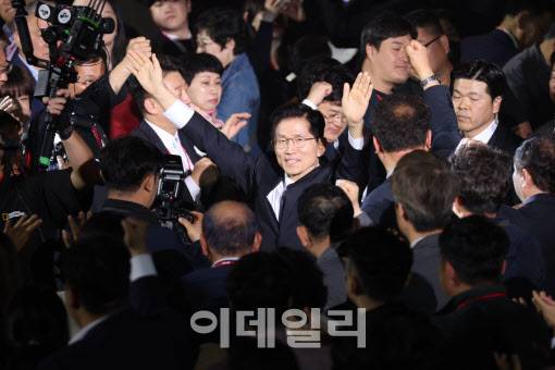 [이데일리 이영훈 기자] 김문수 국민의힘 대선 경선 후보가 3일 경기 고양시 킨텍스에서 열린 국민의힘 최종 대선 후보 선출을 위한 전당대회에 입장하고 있다.