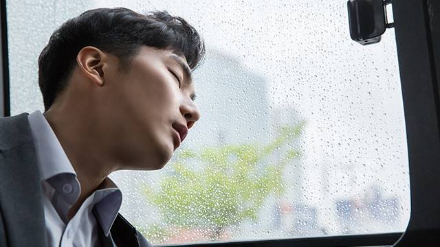 자다가 놀라서 깨는 수면놀람증. 건강한 사람에서도 나타나는 흔한 증상이다｜출처: 게티이미지뱅크