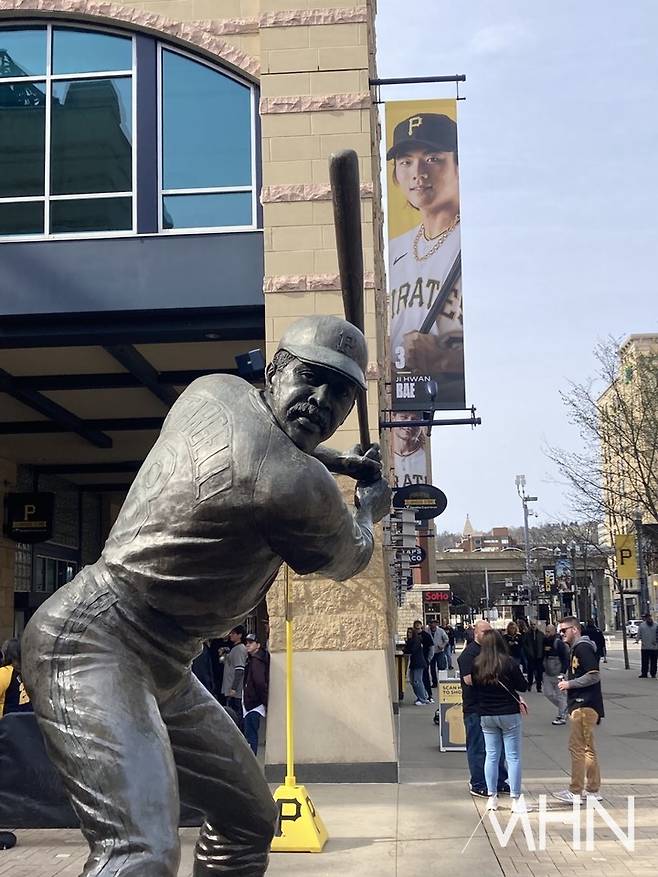 (피츠버그 홈구장 'PNC 파크' 외벽에 전시된 배지환 사진)