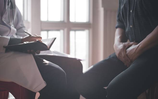 미국에서 성병 감염률이 증가하는 이유는 노년기에 성생활이 늘어나고, 성 건강에 대한 교육이 부족하고, 콘돔 사용이 적으며, 성병이 노인에게는 영향을 미치지 않는다는 오해 때문에 노인들이 클라미디아에 감염되는 사례가 최근 급증했기 때문이다. [사진=게티이미지뱅크]