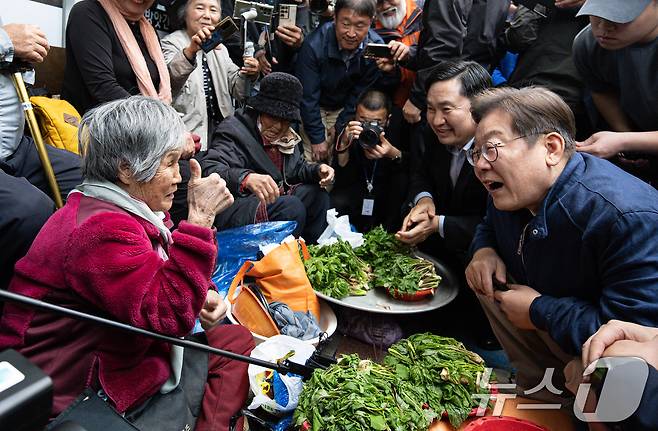 '골목골목 경청투어 : 접경벨트편'에 나선 이재명 더불어민주당 대통령 후보가 2일 오후 강원 인제군 북면 원통시장에서 상인과 대화를 하고 있다. 2025.5.2/뉴스1 ⓒ News1 이재명 기자
