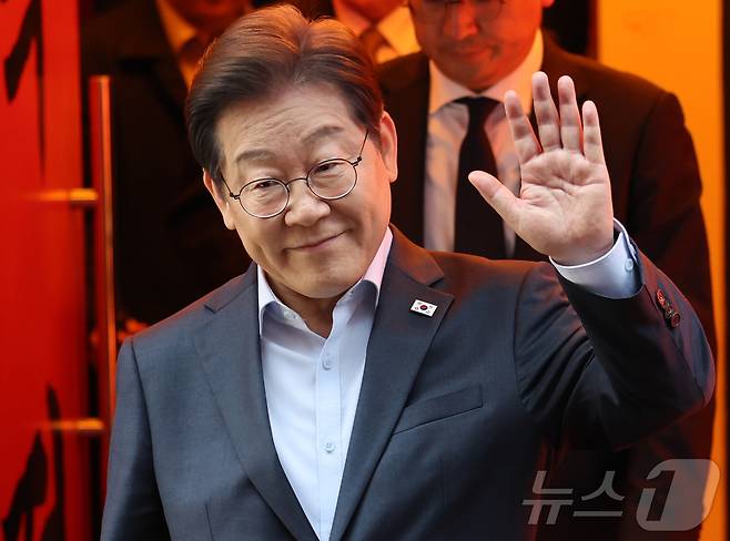 이재명 더불어민주당 대통령 후보가 1일 서울 종로구의 한 포차 식당에서 노동자들과 간담회를 마친 뒤 나서며 손인사를 하고 있다. (공동취재) 2025.5.1/뉴스1 ⓒ News1 이재명 기자