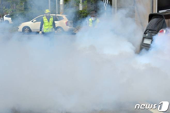 깔따구 퇴치를 위한 연막 소독 작업 <자료사진> 2023.4.6/뉴스1 ⓒ News1 최창호 기자