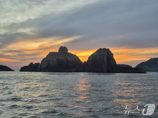 신전마을 앞 바다의 이름 없는 바위섬들 뒤로 하늘과 바다를 붉게 물들이는 돋을볕이 새로운 하루를 열고 있다. 2025.5.2/뉴스1 ⓒ News1 조영석 기자