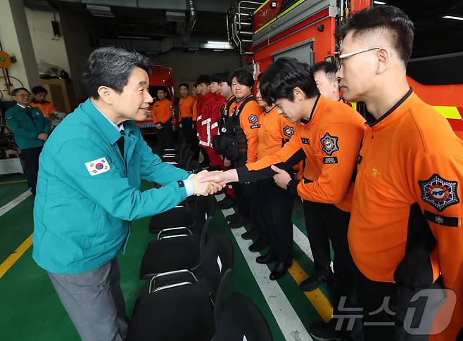이주호 대통령 권한대행 부총리 겸 교육부 장관이 3일 서울 강동소방서를 방문해 연휴기간 대비 안전관리 대책을 청취한 후 소방대원들을 격려하고 있다. (교육부 제공. 재판매 및 DB 금지) 2025.5.3/뉴스1
