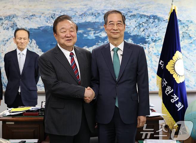 한덕수 무소속 대선 예비후보가 3일 오후 서울 영등포구 헌정회에서 정대철 헌정회장을 예방하며 기념촬영을 하고 있다. 2025.5.3/뉴스1 ⓒ News1 오대일 기자